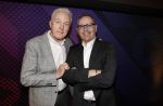 Hilversum 9 januari 2023
Arjan Lubach wordt bij beeld en Geluid gekozen tot mediapersoon van 2022. Andre v Duin reikt hem de prijs uit .