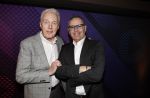 Hilversum 9 januari 2023
Arjan Lubach wordt bij beeld en Geluid gekozen tot mediapersoon van 2022. Andre v Duin reikt hem de prijs uit .