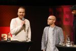 Hilversum 9 januari 2023
Arjan Lubach wordt bij beeld en Geluid gekozen tot mediapersoon van 2022. Andre v Duin reikt hem de prijs uit .