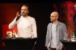 Hilversum 9 januari 2023
Arjan Lubach wordt bij beeld en Geluid gekozen tot mediapersoon van 2022. Andre v Duin reikt hem de prijs uit .