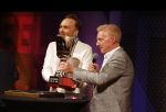 Hilversum 9 januari 2023
Arjan Lubach wordt bij beeld en Geluid gekozen tot mediapersoon van 2022. Andre v Duin reikt hem de prijs uit .