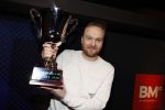 Hilversum 9 januari 2023
Arjan Lubach wordt bij beeld en Geluid gekozen tot mediapersoon van 2022. Andre v Duin reikt hem de prijs uit .