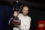 Hilversum 9 januari 2023
Arjan Lubach wordt bij beeld en Geluid gekozen tot mediapersoon van 2022. Andre v Duin reikt hem de prijs uit .