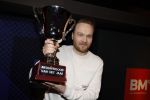 Hilversum 9 januari 2023
Arjan Lubach wordt bij beeld en Geluid gekozen tot mediapersoon van 2022. Andre v Duin reikt hem de prijs uit .