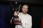 Hilversum 9 januari 2023
Arjan Lubach wordt bij beeld en Geluid gekozen tot mediapersoon van 2022. Andre v Duin reikt hem de prijs uit .