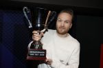 Hilversum 9 januari 2023
Arjan Lubach wordt bij beeld en Geluid gekozen tot mediapersoon van 2022. Andre v Duin reikt hem de prijs uit .