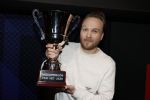 Hilversum 9 januari 2023
Arjan Lubach wordt bij beeld en Geluid gekozen tot mediapersoon van 2022. Andre v Duin reikt hem de prijs uit .