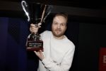 Hilversum 9 januari 2023
Arjan Lubach wordt bij beeld en Geluid gekozen tot mediapersoon van 2022. Andre v Duin reikt hem de prijs uit .