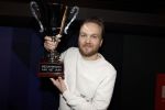 Hilversum 9 januari 2023
Arjan Lubach wordt bij beeld en Geluid gekozen tot mediapersoon van 2022. Andre v Duin reikt hem de prijs uit .