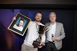 Hilversum 9 januari 2023
Arjan Lubach wordt bij beeld en Geluid gekozen tot mediapersoon van 2022. Andre v Duin reikt hem de prijs uit .