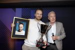 Hilversum 9 januari 2023
Arjan Lubach wordt bij beeld en Geluid gekozen tot mediapersoon van 2022. Andre v Duin reikt hem de prijs uit .