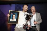Hilversum 9 januari 2023
Arjan Lubach wordt bij beeld en Geluid gekozen tot mediapersoon van 2022. Andre v Duin reikt hem de prijs uit .