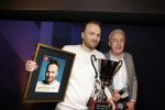Hilversum 9 januari 2023
Arjan Lubach wordt bij beeld en Geluid gekozen tot mediapersoon van 2022. Andre v Duin reikt hem de prijs uit .