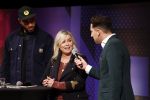Hilversum 9 januari 2023
Arjan Lubach wordt bij beeld en Geluid gekozen tot mediapersoon van 2022. Andre v Duin reikt hem de prijs uit . Bridget Maasland