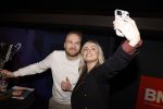 Hilversum 9 januari 2023
Arjan Lubach wordt bij beeld en Geluid gekozen tot mediapersoon van 2022. Andre v Duin reikt hem de prijs uit . Bridget Maasland