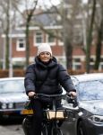 Amsterdam 4 januari 2023
Caroline Tensen op haar electrische v Moof fiets in Amsterdam zuid.