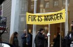 Amsterdam 25 november 2022
Demonstranten voor Louis Vuitton op de pc hooftstraat