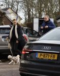 Laren Blaricum 6 januari 2022
Dennis Bergkamp en zijn vrouw Henriette in het centrum van Laren . Ze hebben een nieuw huis / villa gekocht in Blaricum .
