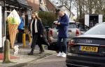 Laren Blaricum 6 januari 2022
Dennis Bergkamp en zijn vrouw Henriette in het centrum van Laren . Ze hebben een nieuw huis / villa gekocht in Blaricum .