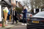 Laren Blaricum 6 januari 2022
Dennis Bergkamp en zijn vrouw Henriette in het centrum van Laren . Ze hebben een nieuw huis / villa gekocht in Blaricum .