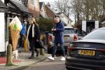 Laren Blaricum 6 januari 2022
Dennis Bergkamp en zijn vrouw Henriette in het centrum van Laren . Ze hebben een nieuw huis / villa gekocht in Blaricum .