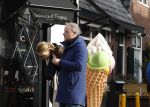 Laren Blaricum 6 januari 2022
Dennis Bergkamp en zijn vrouw Henriette in het centrum van Laren . Ze hebben een nieuw huis / villa gekocht in Blaricum .