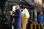 Laren Blaricum 6 januari 2022
Dennis Bergkamp en zijn vrouw Henriette in het centrum van Laren . Ze hebben een nieuw huis / villa gekocht in Blaricum .