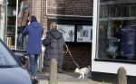 Laren Blaricum 6 januari 2022
Dennis Bergkamp en zijn vrouw Henriette in het centrum van Laren . Ze hebben een nieuw huis / villa gekocht in Blaricum .