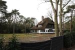 Laren Blaricum 6 januari 2022
Dennis Bergkamp en zijn vrouw Henriette in het centrum van Laren . Ze hebben een nieuw huis / villa gekocht in Blaricum .