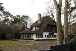 Laren Blaricum 6 januari 2022
Dennis Bergkamp en zijn vrouw Henriette in het centrum van Laren . Ze hebben een nieuw huis / villa gekocht in Blaricum .