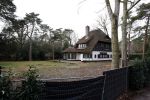 Laren Blaricum 6 januari 2022
Dennis Bergkamp en zijn vrouw Henriette in het centrum van Laren . Ze hebben een nieuw huis / villa gekocht in Blaricum .