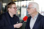 Hilversum 9 januari 2023
Arjan Lubach wordt bij beeld en Geluid gekozen tot mediapersoon van 2022. Andre v Duin reikt hem de prijs uit . Jair Verwerda intervieuwt Jan Slagter