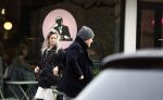 Laren 6 januari 2023
Johnny de Mol en zijn vrouw Anouk de Mol bij Joe and the juice in Laren .
