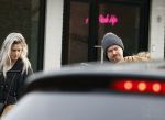 Laren 6 januari 2023
Johnny de Mol en zijn vrouw Anouk de Mol bij Joe and the juice in Laren .