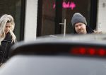 Laren 6 januari 2023
Johnny de Mol en zijn vrouw Anouk de Mol bij Joe and the juice in Laren .