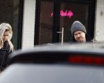 Laren 6 januari 2023
Johnny de Mol en zijn vrouw Anouk de Mol bij Joe and the juice in Laren .