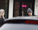 Laren 6 januari 2023
Johnny de Mol en zijn vrouw Anouk de Mol bij Joe and the juice in Laren .