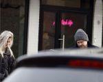 Laren 6 januari 2023
Johnny de Mol en zijn vrouw Anouk de Mol bij Joe and the juice in Laren .