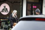 Laren 6 januari 2023
Johnny de Mol en zijn vrouw Anouk de Mol bij Joe and the juice in Laren .