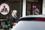 Laren 6 januari 2023
Johnny de Mol en zijn vrouw Anouk de Mol bij Joe and the juice in Laren .