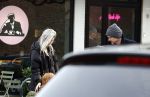 Laren 6 januari 2023
Johnny de Mol en zijn vrouw Anouk de Mol bij Joe and the juice in Laren .