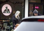 Laren 6 januari 2023
Johnny de Mol en zijn vrouw Anouk de Mol bij Joe and the juice in Laren .
