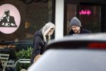 Laren 6 januari 2023
Johnny de Mol en zijn vrouw Anouk de Mol bij Joe and the juice in Laren .