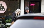 Laren 6 januari 2023
Johnny de Mol en zijn vrouw Anouk de Mol bij Joe and the juice in Laren .