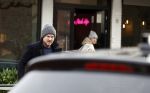 Laren 6 januari 2023
Johnny de Mol en zijn vrouw Anouk de Mol bij Joe and the juice in Laren .