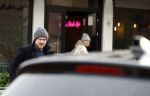 Laren 6 januari 2023
Johnny de Mol en zijn vrouw Anouk de Mol bij Joe and the juice in Laren .