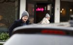 Laren 6 januari 2023
Johnny de Mol en zijn vrouw Anouk de Mol bij Joe and the juice in Laren .