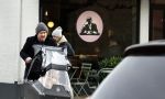 Laren 6 januari 2023
Johnny de Mol en zijn vrouw Anouk de Mol bij Joe and the juice in Laren .