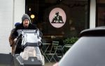 Laren 6 januari 2023
Johnny de Mol en zijn vrouw Anouk de Mol bij Joe and the juice in Laren .
