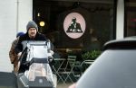 Laren 6 januari 2023
Johnny de Mol en zijn vrouw Anouk de Mol bij Joe and the juice in Laren .